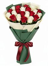 Букет Микс из красных и белых роз в Оханске