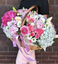 Композиция солнечный день в Оханске Цветочная композиция из Розы, Хризантемы, Пионы и Лизиантусы в корзине в Оханске