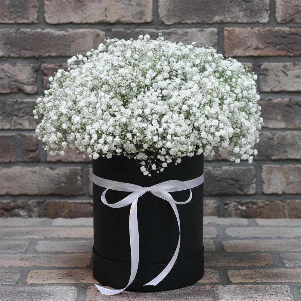 Цветочная композиция из Гипсофила в шляпной коробке в Оханске