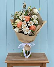 Букет цветов из:  Альстромерии, Лизиантусы, Розы и Хризантемы в Оханске