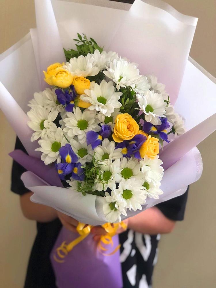 Букет цветов из: Ирисы, Хризантемы и Розы в Оханске