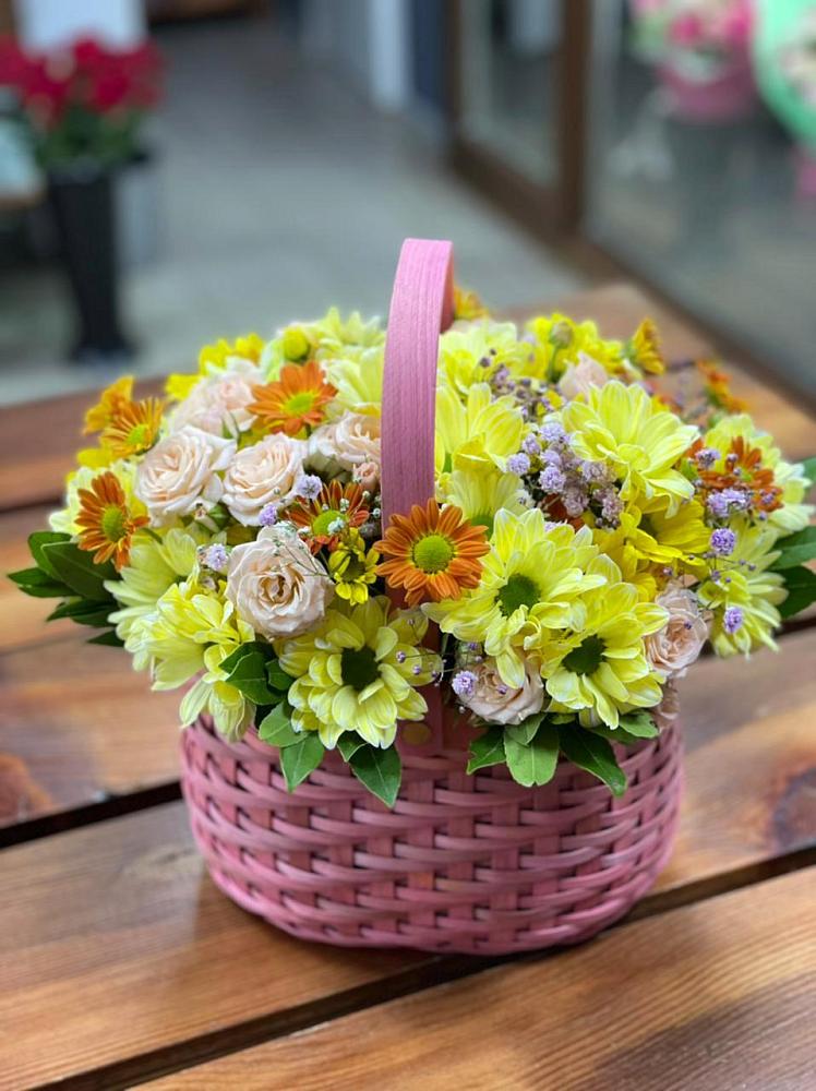 Цветочная композиция из Хризантемы и Розы в корзине в Оханске