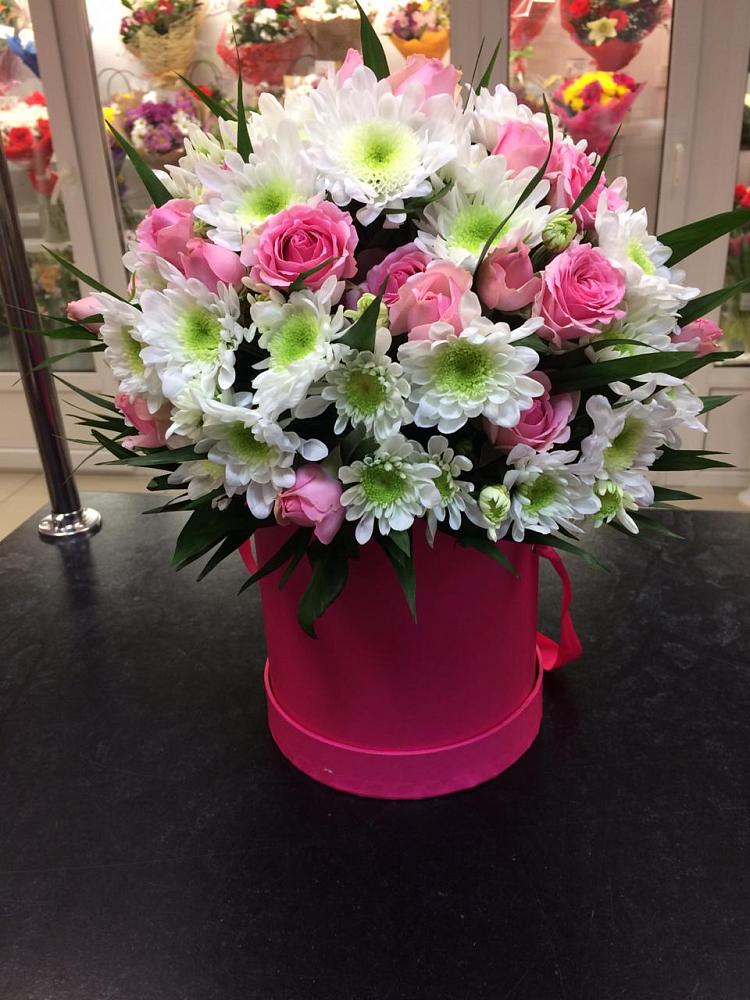 Цветочная композиция из Розы и Хризантемы в шляпной коробке в Оханске