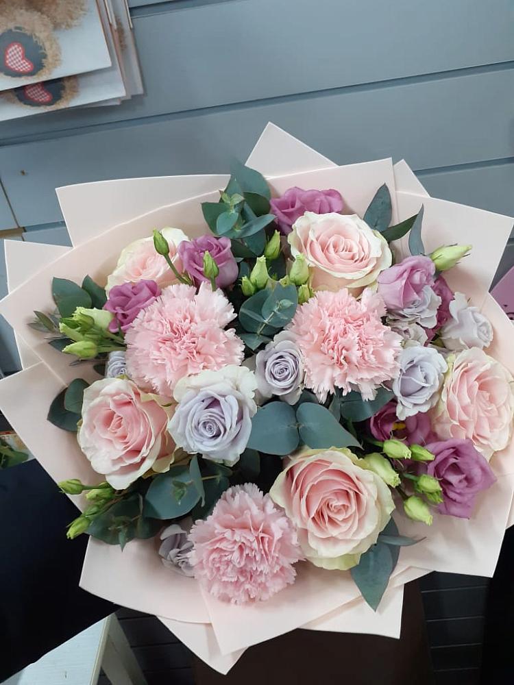 Букет цветов из: Розы, Гвоздики и Лизиантусы в Оханске