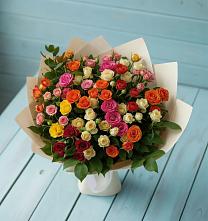 Букет Микс из разноцветных кустовых роз в Оханске