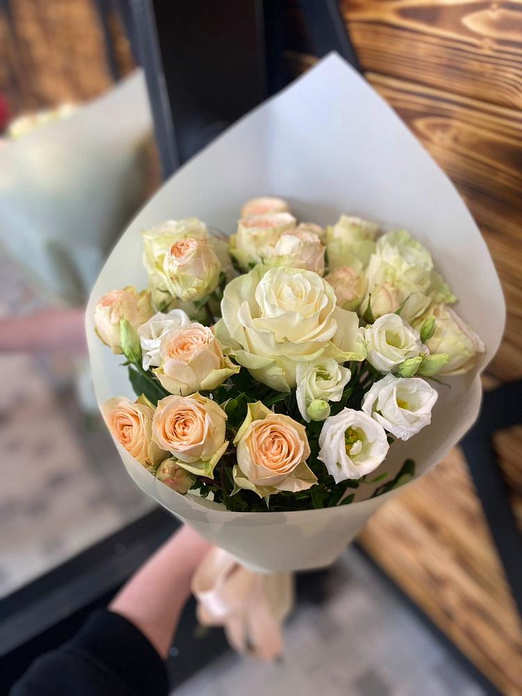 Букет цветов из: Розы и Лизиантусы в Оханске